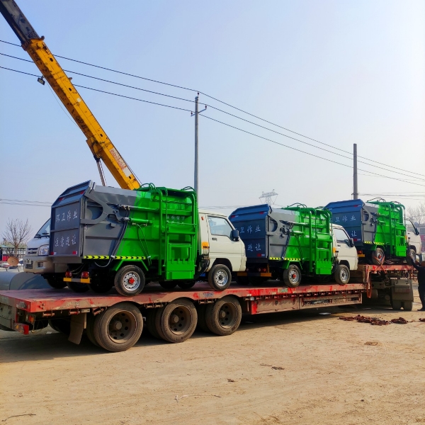 十二輛掛桶垃圾車(chē)裝車(chē)中，準(zhǔn)備發(fā)往哈爾濱
