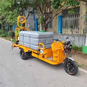 電動三輪塑料水箱灑水車